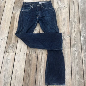 Vintage Levis jeans - Jättefina midrise straight levis jeans köpta på second hand som tyvär inte passar mig. Det står på lappen i jeansen att de är i strl 31 men skulle säga att de är i storlek 36/38 och ganska långa. Jeansen är inte sönder på något sätt och i bra skick💕☀️