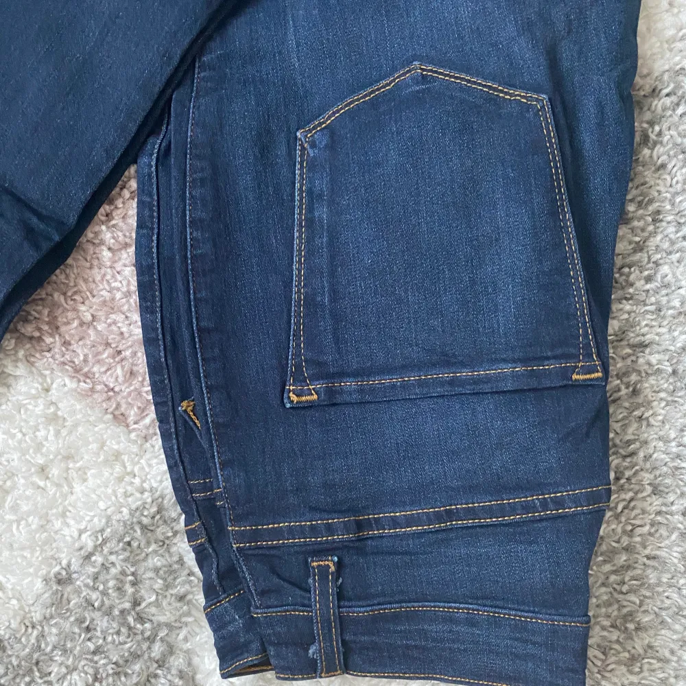 Ett par snygga jeans från Fashion Nova som tyvärr inte passade mig. Riktigt fina och högmidjade! . Jeans & Byxor.