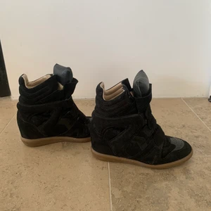 Isabel Marant  - Ett par Isabel Marant höga sneakers endast använda ett antal gånger så i fint skick. Dom är i storlek 37 men passar mig som har 38. Köparen står för frakten och priset kan diskuteras vid snabb affär. 