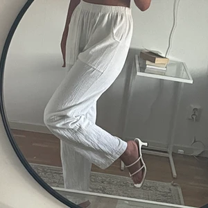 ”Linnebyxor” - Vita byxor som liknar linnebyxor. Super fina men sitter inte så fint på mig då jag har långa ben och även är lite för stora för mig. Köpta på Beyond retro och i strl M🥰