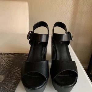 Dizzy klackar - Hej! Säljer ett par snygga klackar från dizzy som tyvärr inte kom till användning då dem satt för små! Dem är helt nya och oanvända i storlek 40. Ordinarie pris var 450kr som det står på kartongen och mitt pris är 200kr. Kan skickas!