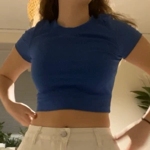 ✨Shein✨(strl xs/s)  - Söt croppad blå T-shirt som jag säljer pga att den nt kommer t användning. Pris kan diskuteras. Köpare står för frakt💘