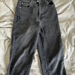 Svarta jenas storlek 38 - Jag säljer dessa svart/gråa jeansen från ginatricot i storleken 38. 💖