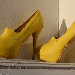 Stilettklackar gula - Gula stilettklackar oanvända st 41, 200 kr
