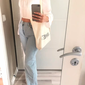 Zara jeans, blå - Supersnygga blåa jeans från Zara i mycket gott skick! Man kan klippa efter önskad längd. Frakt tillkommer och betalningen sker via Swish!