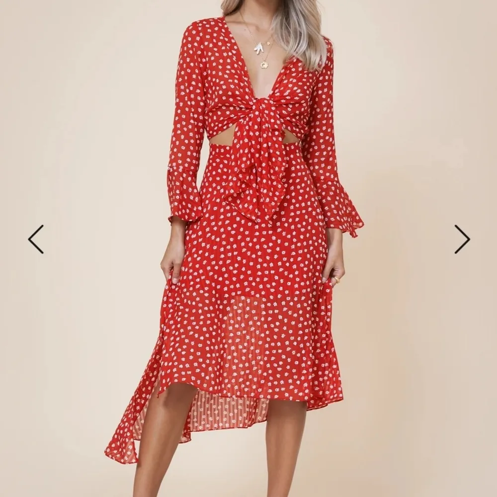 Säljer denna supersnygga röda klänningen från adoore💖 Storlek 36. Alla lappar är kvar, fick hem den idag (tyvärr för sent för midsommar). Frakt är inkluderat I priset. . Klänningar.