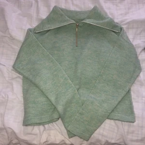 Stickad grön tröja med gulddetaljer från NAKD - Stickad grön tröja från nakd i storlek S. Frakt tillkommer 