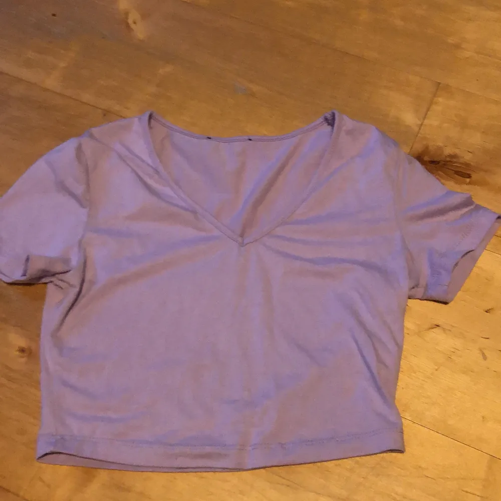 Fin tröja i bra skick nästan inte använt super bra kvalite och fin ljus lila färg . Toppar.