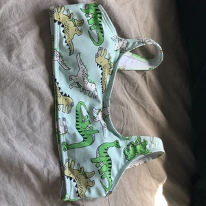 Bikini överdel - Jätte söt bikini överdel från shein. Den har som sagt en barnstorlek, på 140. Men alltså stretchig. Så ifall man är osäker kan jag mäta