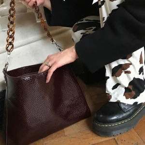 HVISK AMBLE VÄSKA - finaste väskan ifrån HVISK i modellen AMBLE! I princip aldrig använd! Man får med ett längre band också! Nypris 999kr