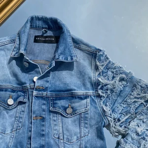 Jeansjacka med patchwork - Jeansjacka med patchwork på ärmarna! Storlek S, bra skick! Köp flera plagg och få paketpris!🤩