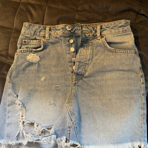 Gina tricot kjol - En jätte fin kjol, hålen har gått upp lite men ändå väldigt fin! 