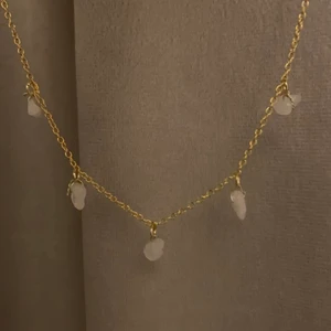 Kort halsband med rosenkvarts (finns i silver) - Kort halsband med äkta rosenkvarts!🥰 OBS: formerna på kristallerna på just ditt halsband kan komma att skilja sig från bilden, detta eftersom varje kristall är unik i dess form💗
