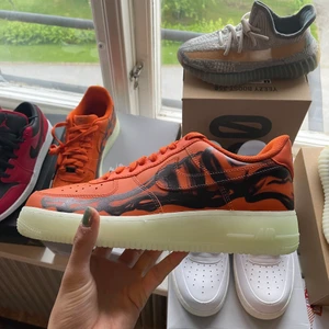 AF1 skelleton orange - Air force 1 skelleton orange. Helt nya och oanvända. Skickas snabb och spårbar. Undrar ni över något? Skriv så svarar jag så fort jag kan 🙂