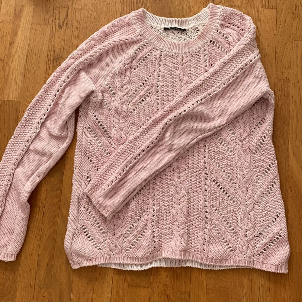 Detta är en rosa stickad tröja som jag köpte på gina tricot i storlek s. Den är inte använd och jag säljer den för 20kr + frakt.. Stickat.