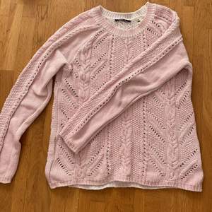 Detta är en rosa stickad tröja som jag köpte på gina tricot i storlek s. Den är inte använd och jag säljer den för 20kr + frakt.