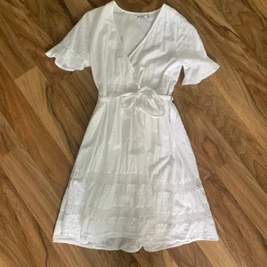 Linne-klänning - Vit klänning i linne med lite omlott modell vid bröstet. Knappt använd. Köpt för länge sen så fint inte kvar på nakds hemsida. 💜💙