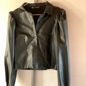 Cropped Läder skjorta - Zara - Aldrig använd- Helt ny