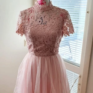 Festklänning (Midi) - Används just 1 gång. Priset kan diskuteras :)