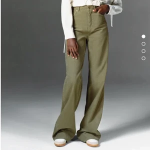 militärgröna manchesterbyxor - Säljer dessa helt oanvända manchesterbyxor från ZARA i strl 34, något mer stretchiga än deras jeans men helt klart åt det mindre hållet i storleken 💕 de 2 sista bilderna är lånade pga för små, men kan självklart skicka fler bilder på själva byxorna ❤️ LÅNGA I BENEN då det är deras full length modell, men går även att klippa;) HELT SLUTSÅLDA😚