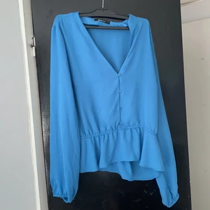 Gina tricot blus  - Gina tricot blus i blå. Storlek L. Mycket bra skick. 