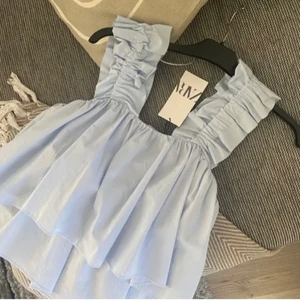 Topp - topp från zara st S kommer ej till andvändning, säljer den på bilden fast i vit ❤️buda bara om du vet att du kan köpa!