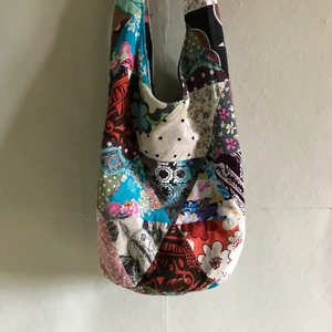 fin väska!  - Fin väska med lappteknik! Stor och rymlig. Jag tror den är hemmasydd då det inte finns någon lapp av nått slag. Finns en innerficka men den har ett litet hål, man kan dock lätt sy igen. Kan skicka bler bilder eller mått på begäran. Kolla gärna in mina andra annonser, samfraktar gärna! 🤗