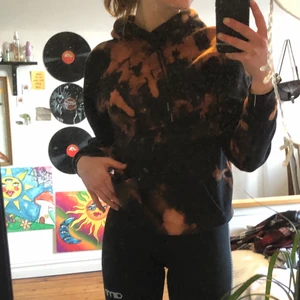 Hoodie - Skit snygg hoodie som jag tyvärr aldrig använder:( passar super bra på mig som är strlk s , blekt den själv vilket gjorde detta coola trycket! 150kr+frakt