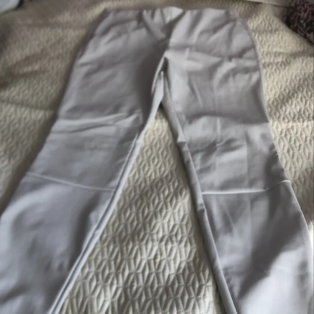 Beigea/vita skinnbyxor med gömd resor i midjan, gömd dragkedja på sidan och mjuk insida från Ellos. De är i bra skick då jag använt de 1gång. Jeans & Byxor.