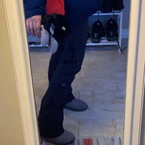 Skidbyxor från dope stl S - Assnygga skidbyxor från Dope som är använda 2 gånger. Svarta som sitter tight över rumpan och snyggt vida över skorna. Inga tecken på slitningar eller fläckar. Köpta för 1400 kr 2020. Pris kan diskuteras 