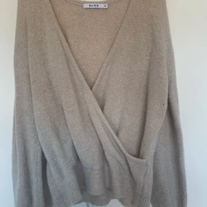 Beige tröja  - Jätte snygg beige tröja, sällan använd och bra skick. V ringad vid brösten. Passar en S/M