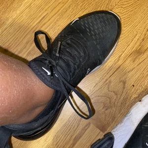 Nike air Max 270 dam st:38 - Nike air Max 270, storlek 38, köpte de för 1700kr men säljer de för 900kr, kan sänkas vid snabbaffär, det är ett jätte litet hål som knappt syns.