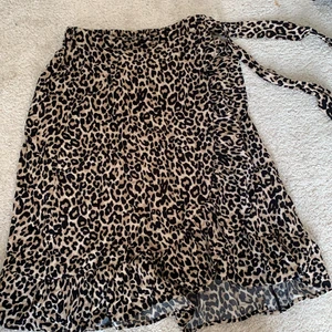 Kjol från Lindex  - Säljer denna fina kjol som tyvärr inte kommer till användning, använd ett fåtal gånger.