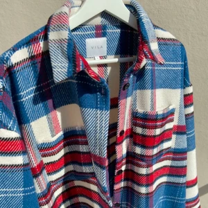 Rutig jacka - Säljer min oanvända jacka, den är perfekt tjock till vår/sommar jacka. 💙🤍❤️ Jackan sitter lite oversized på mig i storlek S. Har inte fått användning av den ännu, därför ser jag hellre någon annan använda den! Kontakta mig om du är intresserad 💙 Köparen står för frakt! 🚚📦 