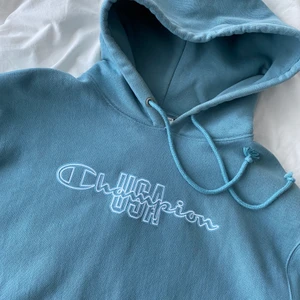 Champion hoodie - As snygg croppad oversized Champion hoodie🤍 Har använt den väldigt sparsamt! Köpt i usa för 2 år sedan på pacsun. Säljer då jag inte har fått någon användning av den de senaste året. Skicka privat vid frågor, intresse eller för fler bilder!💗