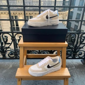 Air Force 1 desert sand pixel (FRI FRAKT) - Säljer ett par oanvända Air Force 1 dessert sand pixel då de tyvärr är för små och jag inte har kvittot. En ny release av AF1 pixel. Synd att behöva sälja dem, skulle rekomendera för någon som har 37. Skickar paketet gratis. Skriv om du har frågor, jag svarar så fort jag kan😇 