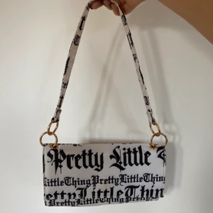 Vit väska  - Såååå fin!! Köpt på pretty little thing och har bara använt några gånger!💕💕💕