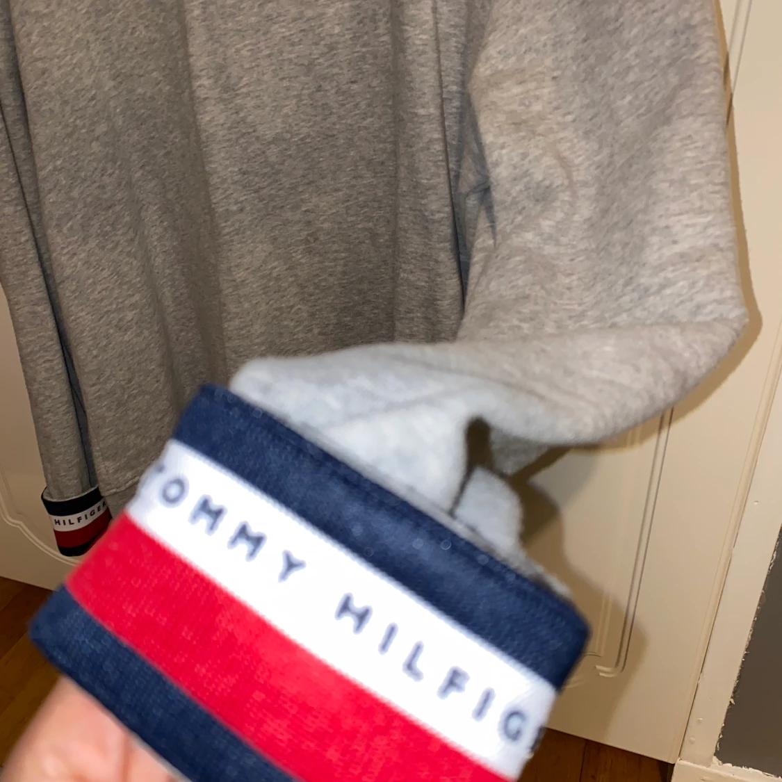 Tommy Hilfiger sweater. Grå och mjuk  - 90