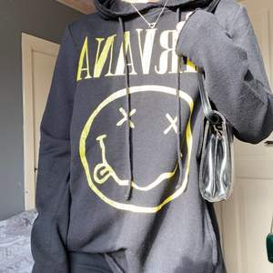 Cool oversized hoodie med Nirvana tryck, köpt på HM. Ej fått användning för detta plagg, därav nyskick. Går nedanför rumpan på mig som är 159 cm lång. Säljer för 60:- + frakt. (frakt oftast ca 66 kr)