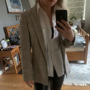 Blazer från HM - Mycket fin Blazer i ljusa färger.