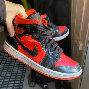 Air Jordan 1 - Säljer mina air Jordan 1 i mid modell då jag inte får användning för dom längre <\3. De är i storlek 41, men ganska små i storlek! Jag har vanligtvis 40 men dessa sitter perfekt. De har tecken på användning men är fortfarande i väldigt bra skick då jag inte använt dom så mycket 💋 budgivning slutar onsdag 24/3 klockan 18:00❤️ BIN: 1500 Högsta Bud: 950kr