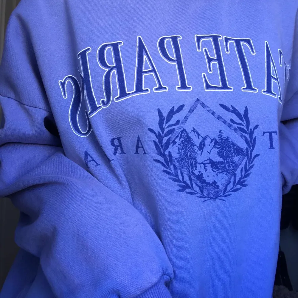 Superfin blå sweatshirt ifrån pull and bear, som aldrig kommer till användning tyvär. Använd en gång (köpare står för frakt). Tröjor & Koftor.