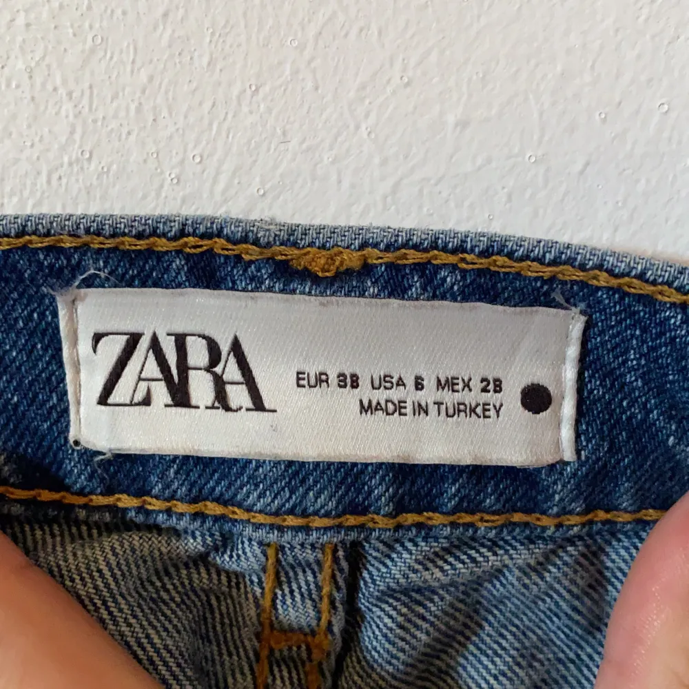 Populära Zara jeans med hål på knät och kant utan sömmar ner till, strl 38 men oversized. Jeans & Byxor.