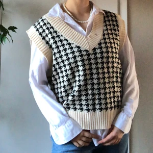 TRENDIG VÄST - Nu säljer jag min trendigt väst. Den är i storlek L men sitter bra på de med storlek XS - L skulle jag säga. Den har en liiiiten fläck på framsidan av urringningen men den går att få bort med avancerat tvättmedel. Den är använd ca 5 ggr så väldigt fint skick.