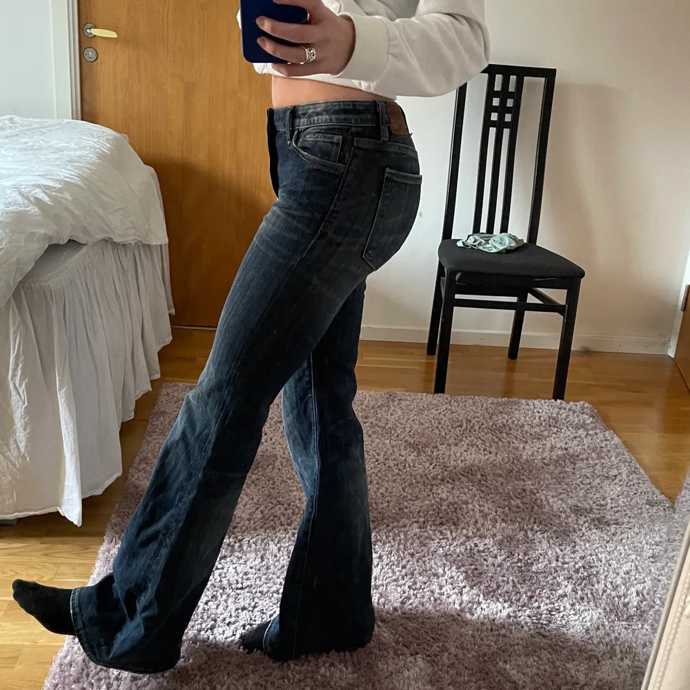 Mörkblå utsvängda jeans från crocker. Jag är 173cm lång, bra skick.. Jeans & Byxor.