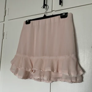 Rosa kjol - Rosa kjol. Använd få gånger.  Katt finns i hemmet.