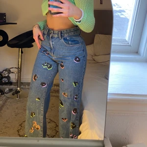 Jeans, Straight - Färgat leopardmönster, korta i benen, modellen är fransad längst ner, högmidjade, från The ragged Priest, bra skick, Midja 77 cm, innerbensläng 60.