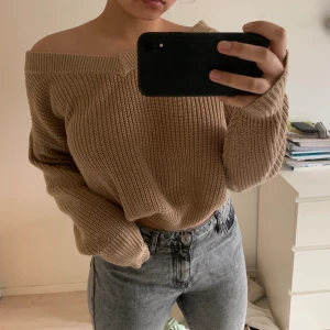 Stickad tröja  - Strl M. Köparen står för frakt. Går att diskutera om lägre pris