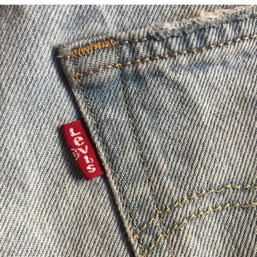 Superfina shorts från Levis! Köpta här på Plick och säljer pga att de är för små och inte kommer till användning. Tidigare ägarens bilder. Skulle säga att de passar en xs och även en mindre s. Pris kan diskuteras💞. Shorts.