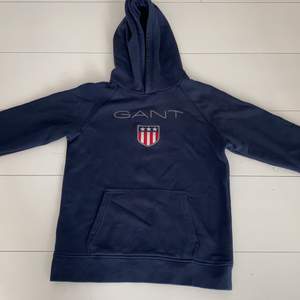 Säljer en gant hoodie med luva i storlek 158-164